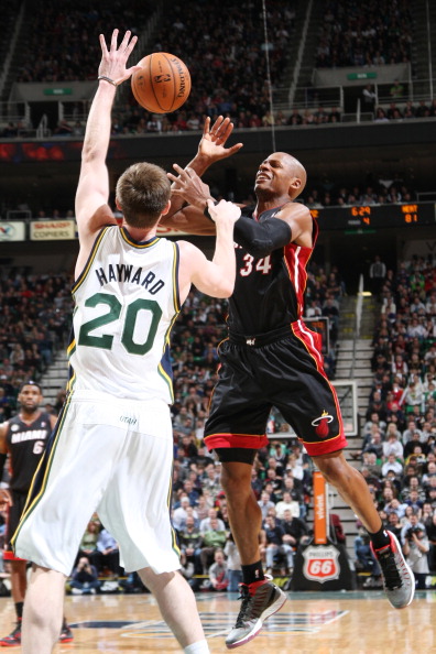 体坛名场面 ｜ 24年世预赛中国1-3澳洲：谢文能机敏抢断建功.